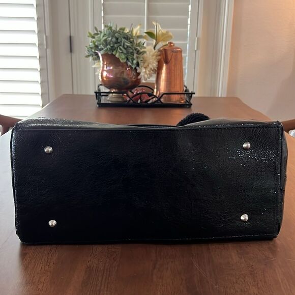 LAURA DI MAGGIO patent crinkled and Shearling hand bag Black color. - Picture 8 of 12